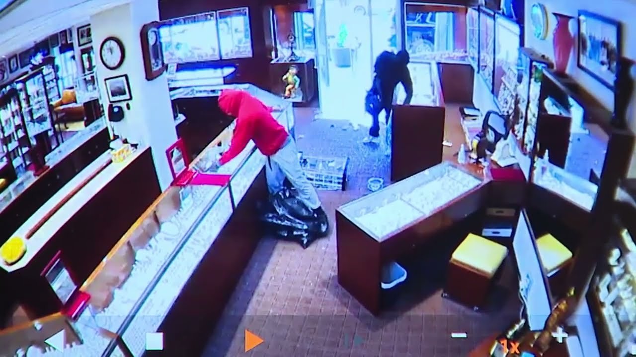RAW VIDEO: Thieves ransack West Seattle jewelry store, steal $2 million worth of jewelry