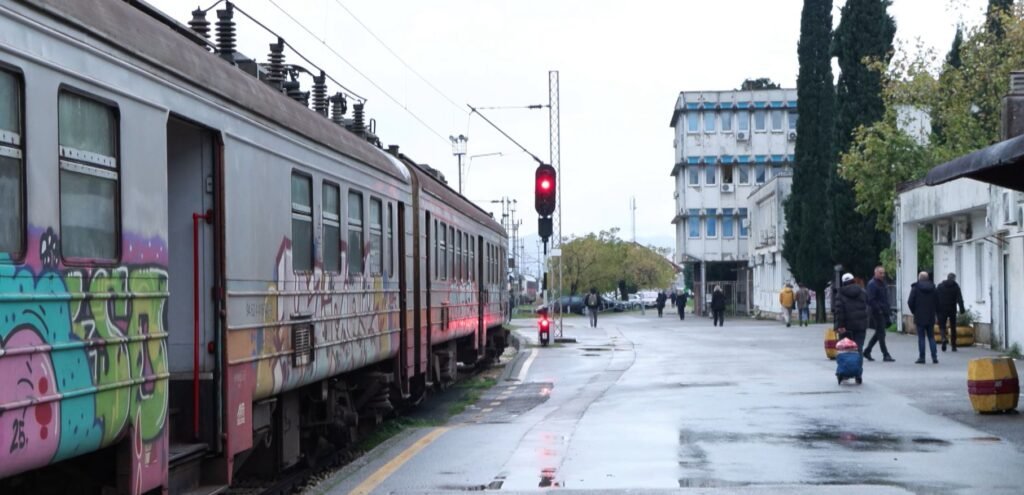 (VIDEO) Grafiti veliki problem: Godišnje i do 20 prijava vandalizma zbog kojih se vozovi isključuju iz saobraćaja