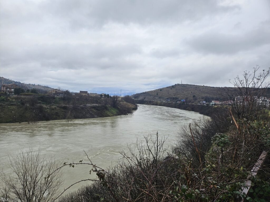 (FOTO/VIDEO) Poplave: Najkritičnije u Danilovgradu, Morača i Zeta kritične tačke, ugrožene kuće i saobraćajnice, vodostaj Morače dostigao 11 metara