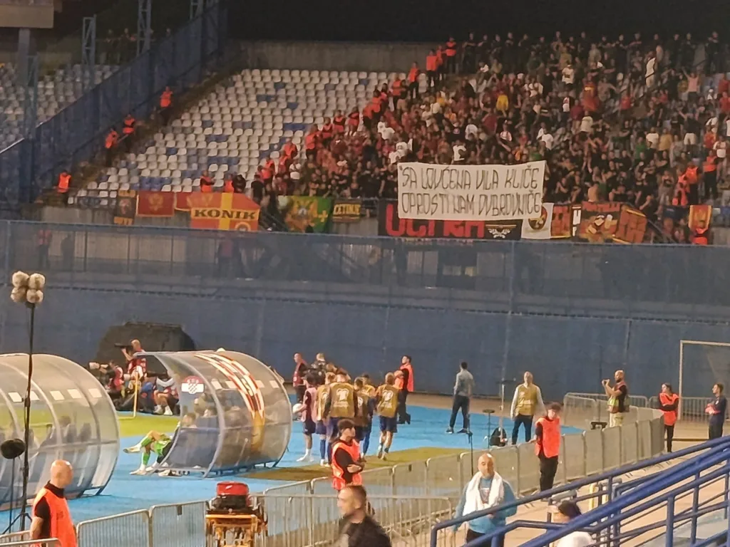 Transparent crnogorskih navijača: “Sa Lovćena vila kliče, oprosti nam Dubrovniče”