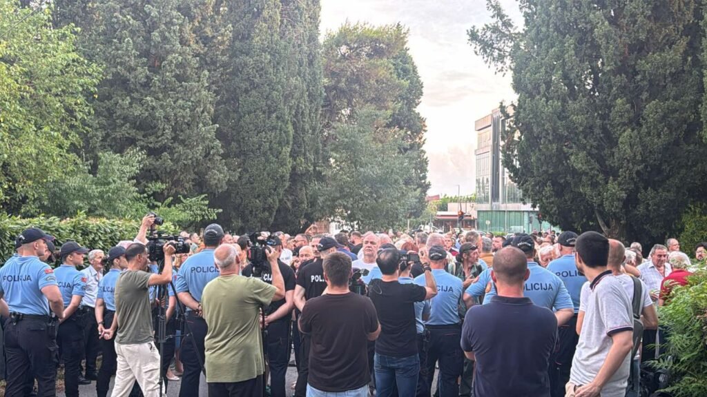 (FOTO i VIDEO) Protest povodom dodjele Trinaestojulske nagrade: Policija upotrijebila biber sprej, građani ih gađali kamenjem i jajima