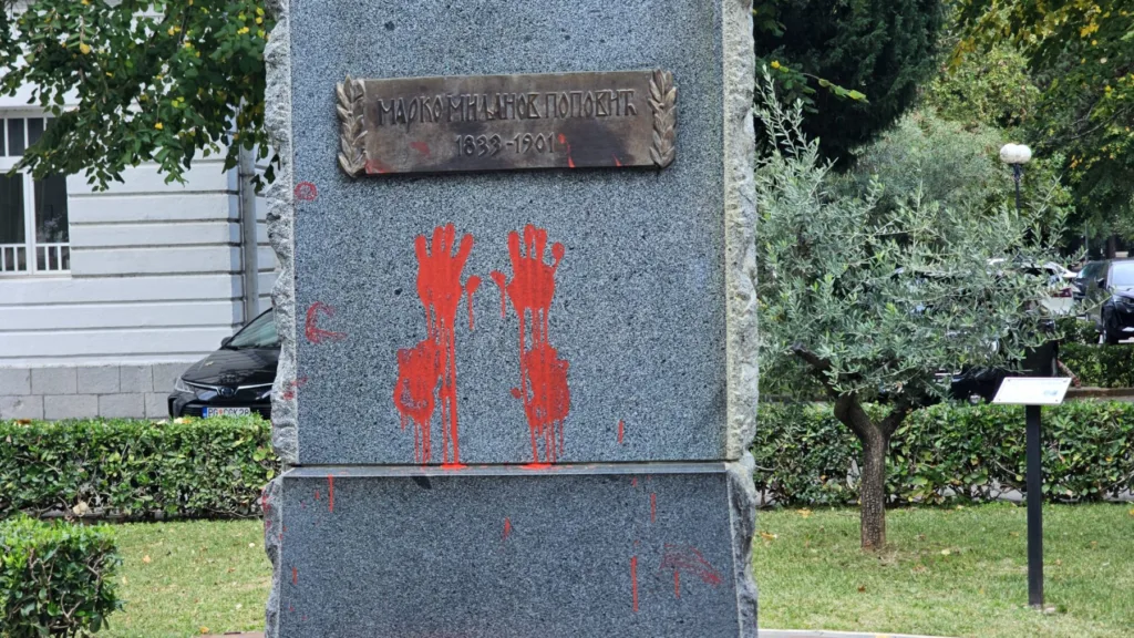 Vandalizam u centru Podgorice: Oštećen spomenik Marku Miljanovu