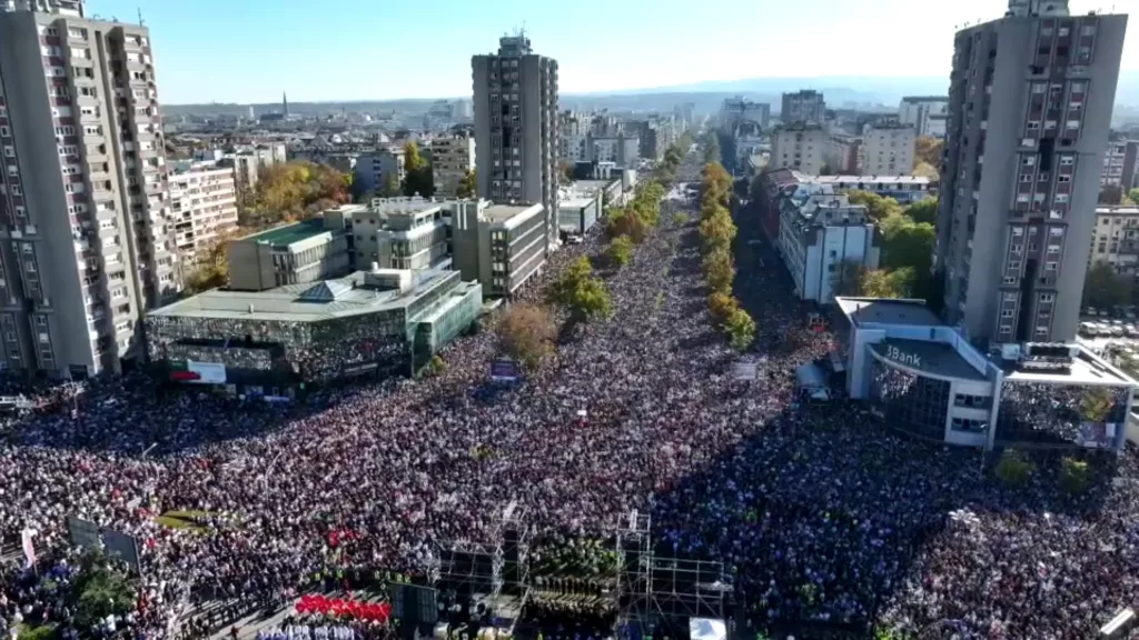 Ispred Željezničke stanice u Novom Sadu 16 minuta tišine
