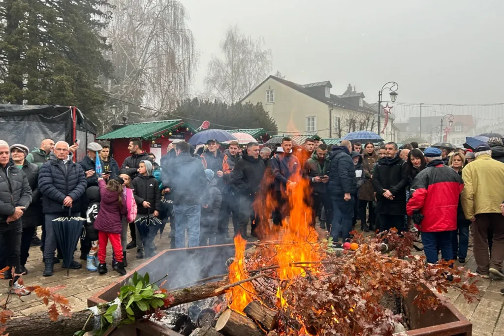 Bratstva Martinović i Borilović naložila badnjak na Dvorskom trgu