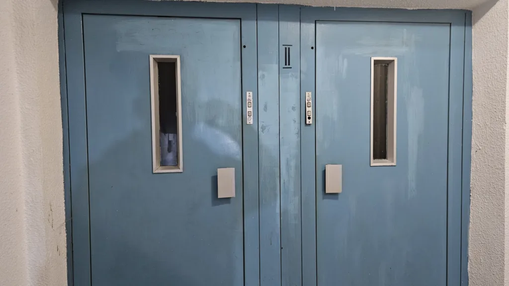 U centru Podgorice se otkačio lift: Povrijeđena jedna osoba