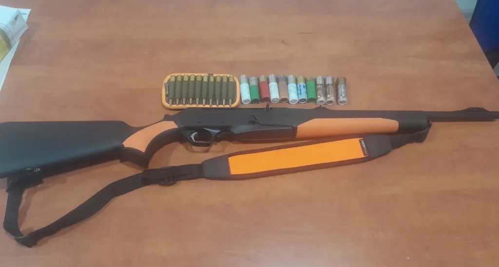 U neregistrovanom vozilu  u Ulcinju pronađena puška i municija