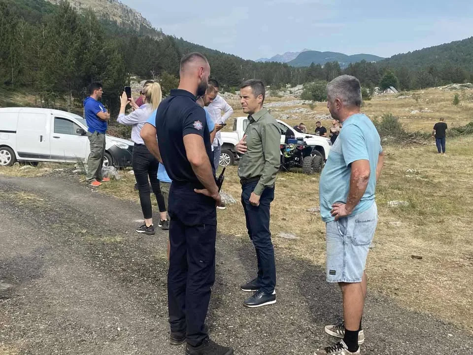 (VIDEO) Mujović obišao opožarena područja: Situacija dramatična, na terenu sve gradske službe