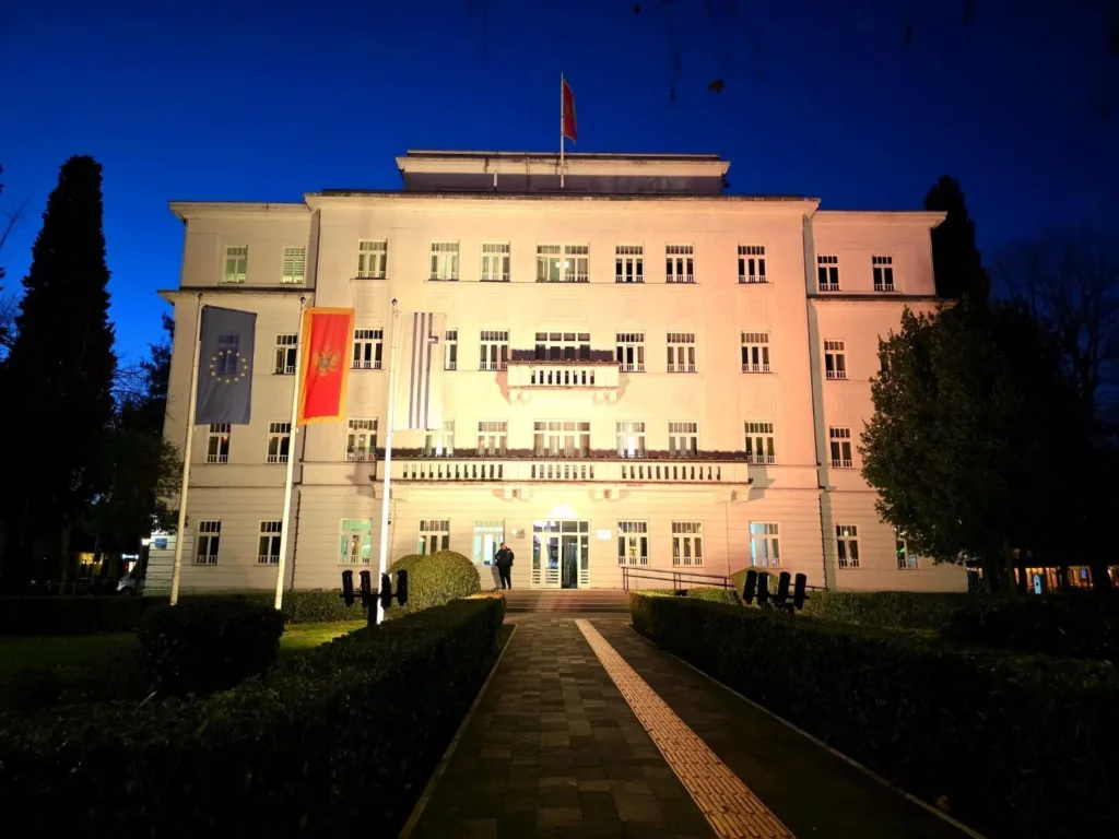 (FOTO) U znak sjećanja na žrtve Holokausta: Glavni grad osvijetljen žutom bojom