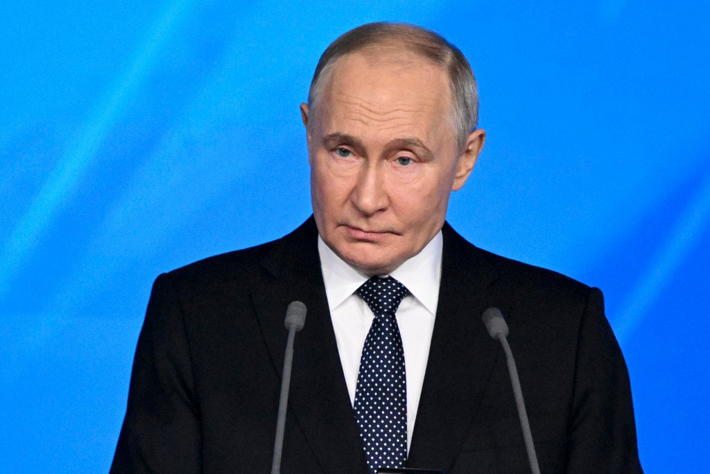 Vladimir Putin se okupao na Bogojavljenje: Prekrstio se i tri puta uronio u ledenu vodu