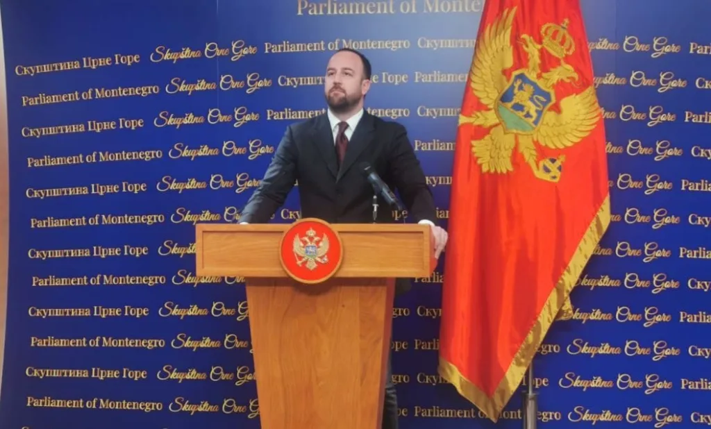 Nikolić: Poštovanje za požrtvovanost pilota MUP-a Srbije