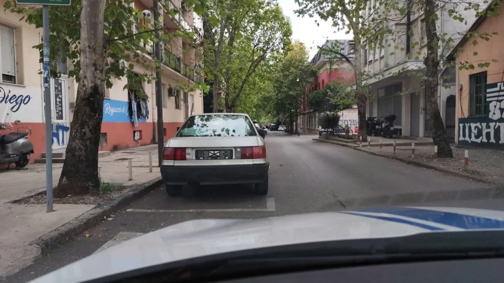 Kažnjen sa 350 eura zbog vožnje trotoarima sa neregistrovanim vozilom