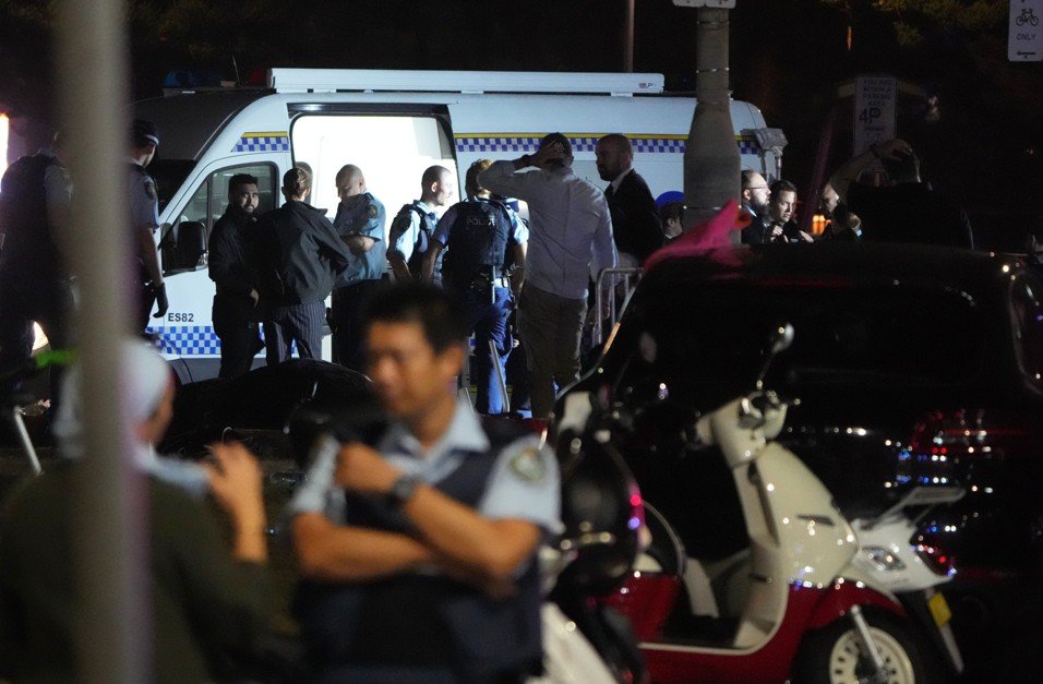 (VIDEO) Prolaznik uspio da razoruža napadača tokom pucnjave u Sidneju