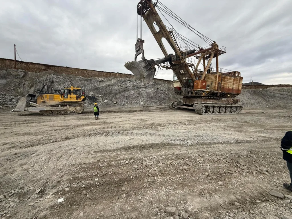 Službe Rudnika uglja Pljevlja uspješno izvukle bagere nakon pojave klizišta