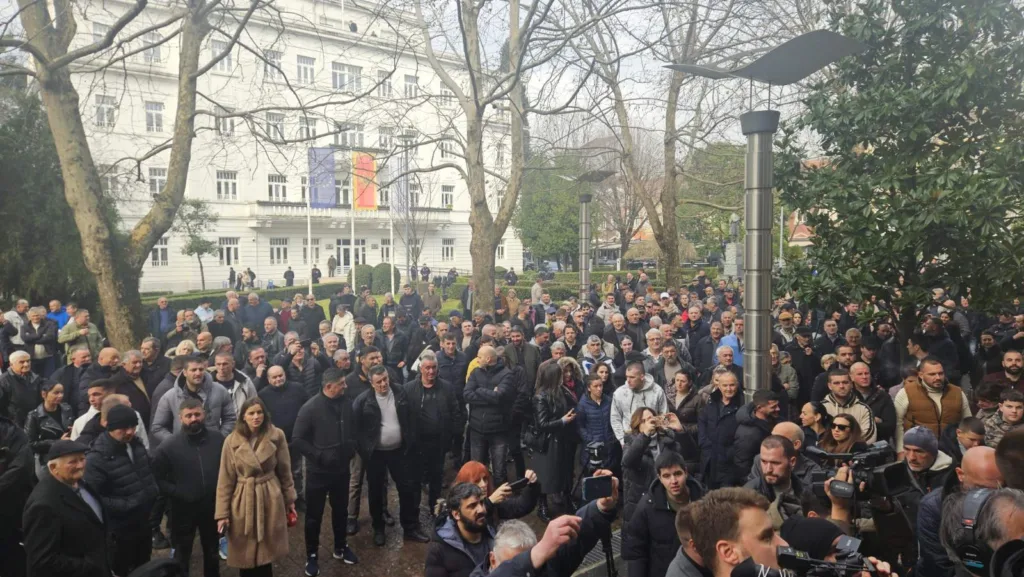 (FOTO/VIDEO) Delegacija Opštine Zeta predala odluku o zabrani izgradnje postrojenja, neće biti blokada dok se ne izjasne Glavni grad i Vlada