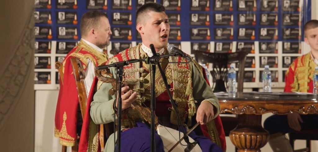 (VIDEO) Peroševićevi stihovi albuma “Bitka na Paštriku“ oživjeli uz strune gusala Maksima Vojvodića