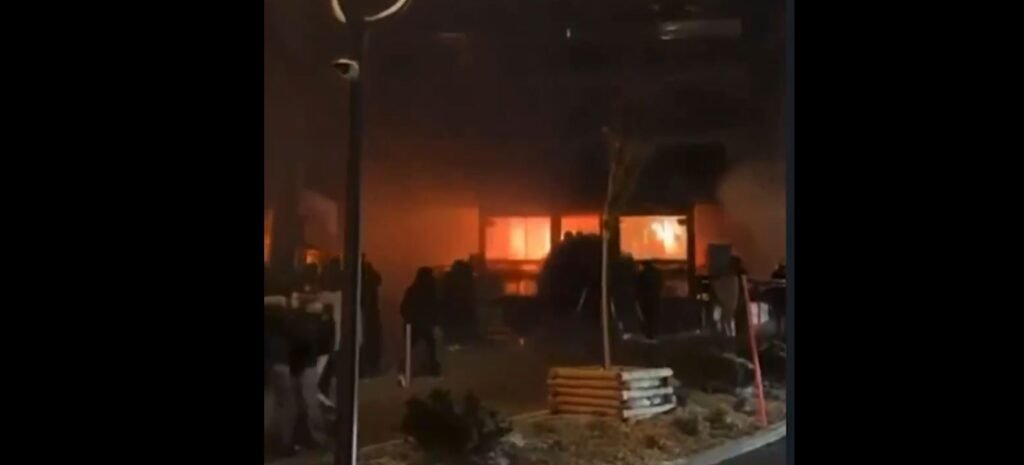 (VIDEO) Trenutak kada je požar izbio u baru u Švajcarskoj: Gosti sumnjaju na prskalice na bocama šampanjca