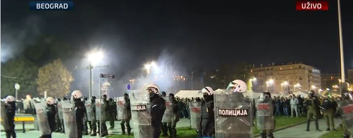 Napeto ispred Skupštine Srbije