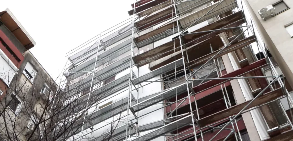 (VIDEO) Na zgradi u Ulici Đoka Miraševića postavlja se termoizolaciona fasada, vrijednost investicije 120.000 eura