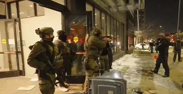 Agenti Granične službe SAD-a uperili duge cijevi u novinare i demonstrante