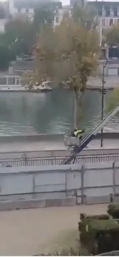 (VIDEO) Objavljen snimak pljačkaša kako se spuštaju dizalicom nakon krađe u Luvru