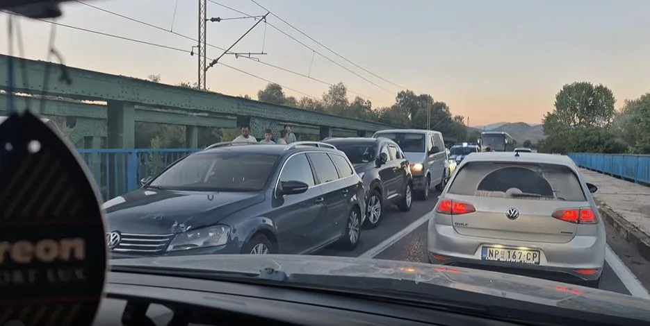 (VIDEO) Lančani sudar kod Virpazara, ogromna kolona prema Baru