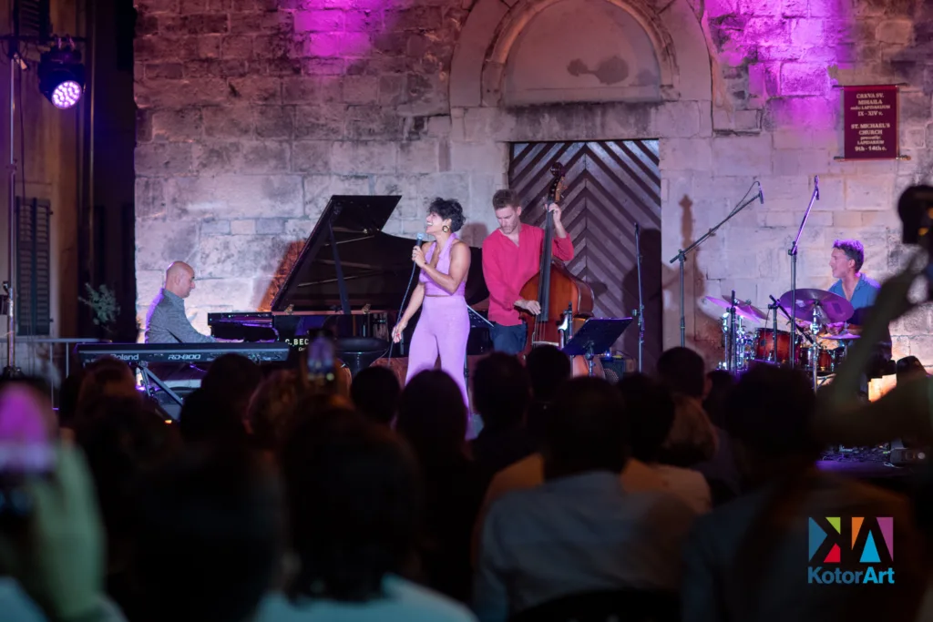 Veče posvećeno italijanskoj muzici: Pjevačica Karima oduševila publiku na KotorArtu