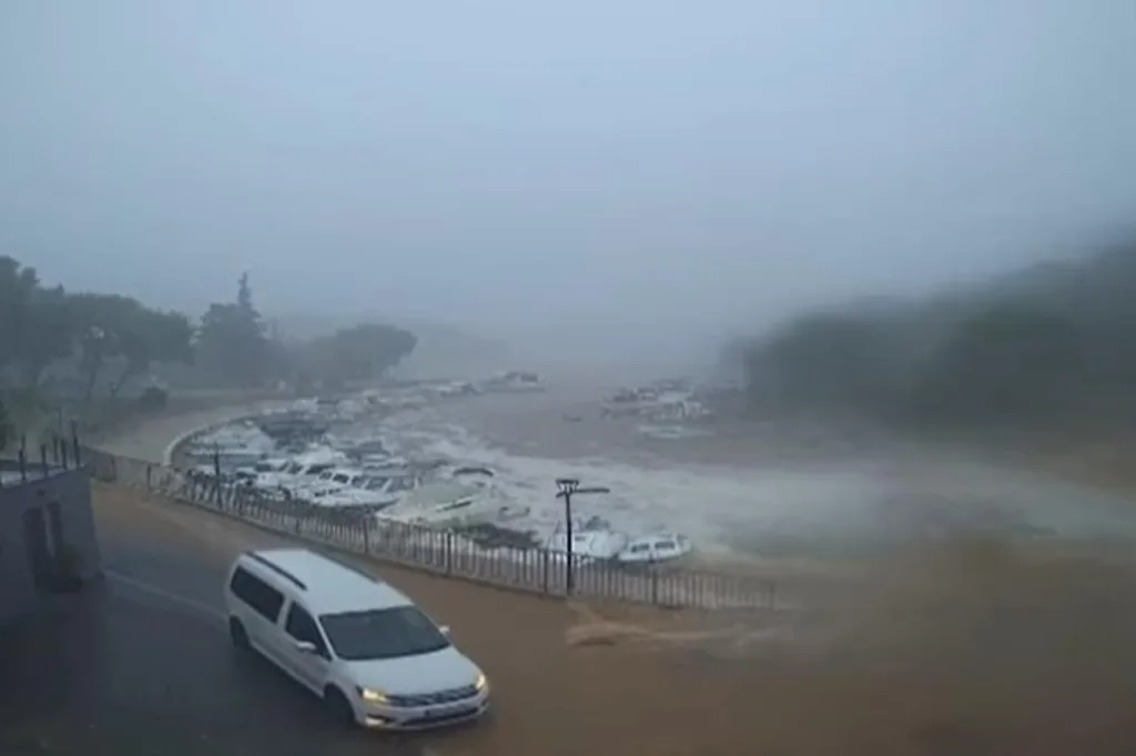Nevrijeme u Dalmaciji, prekinut saobraćaj Jadranskom magistralom
