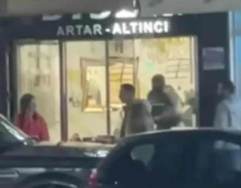 (VIDEO) Filmska pljačka u Sjevernoj Makedoniji: Naoružani do zuba oteli zlato vrijedno 1,8 miliona eura