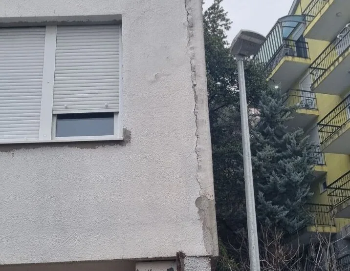 U Herceg Novom aktivirano klizište, ugrožena zgrada sa 32 stana