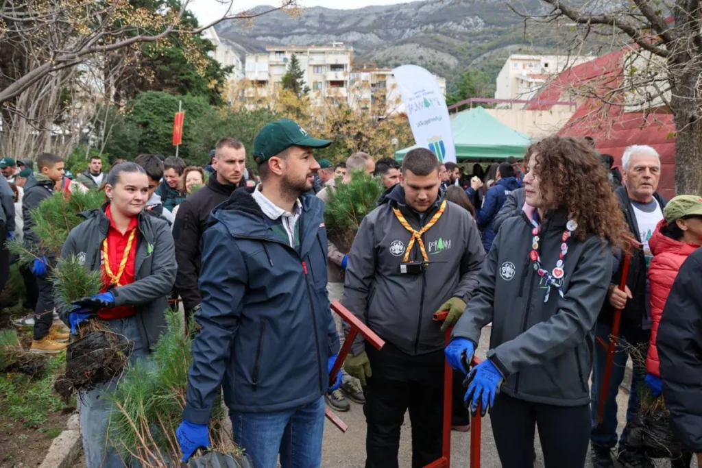 Milatović sa mladima i izviđačima učestvovao u pošumljavanju Golog brda u Sutomoru