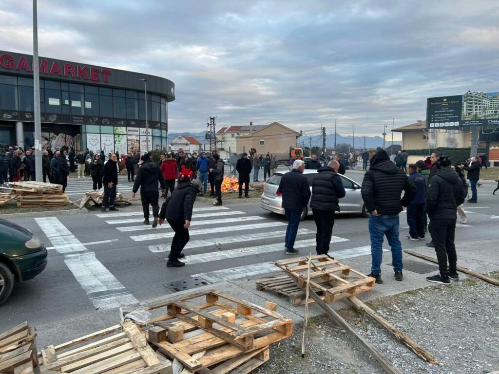Botunjani se razišli sa kružnog toka ka aerodromu, odblokirana željeznička pruga