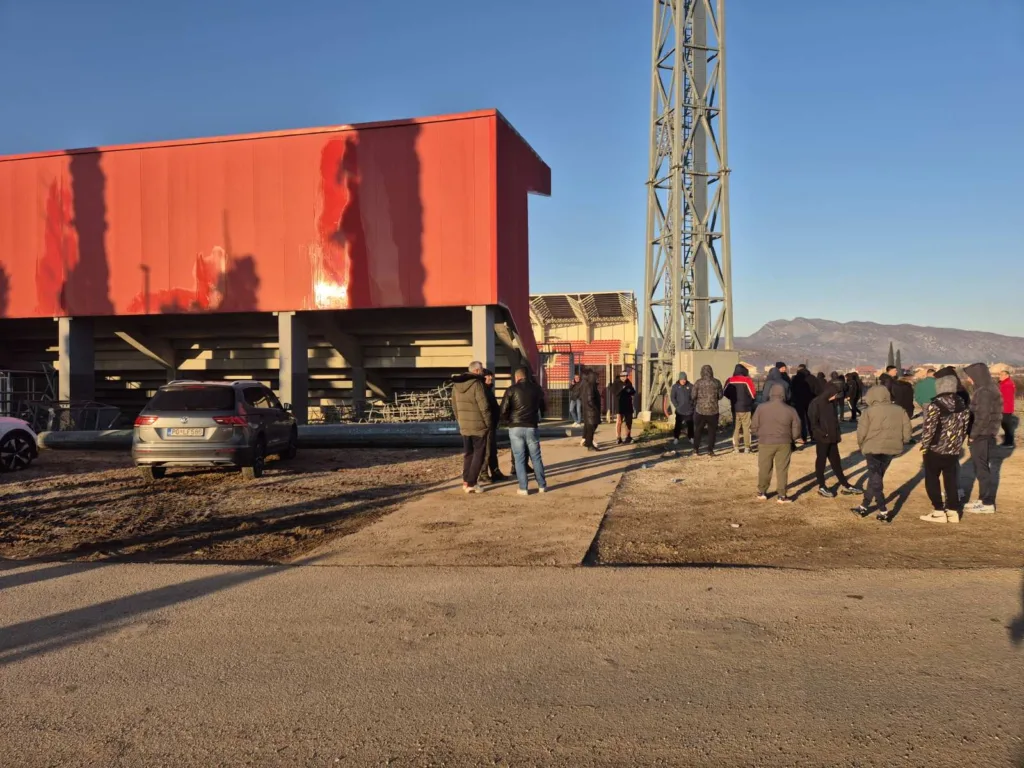 (VIDEO) Stigle mašine za rušenje dijela DG Arene, komunalna traži da se okupljeni udalje