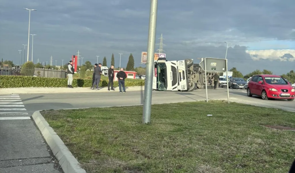 (VIDEO) Podgorica: Prevrnuo se kamion na kružnom toku