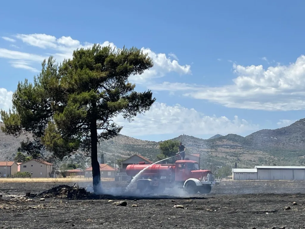 (VIDEO) Ugašen požar između Donje Gorice i Kokota: Vatrogasci odbranili kuće mještana