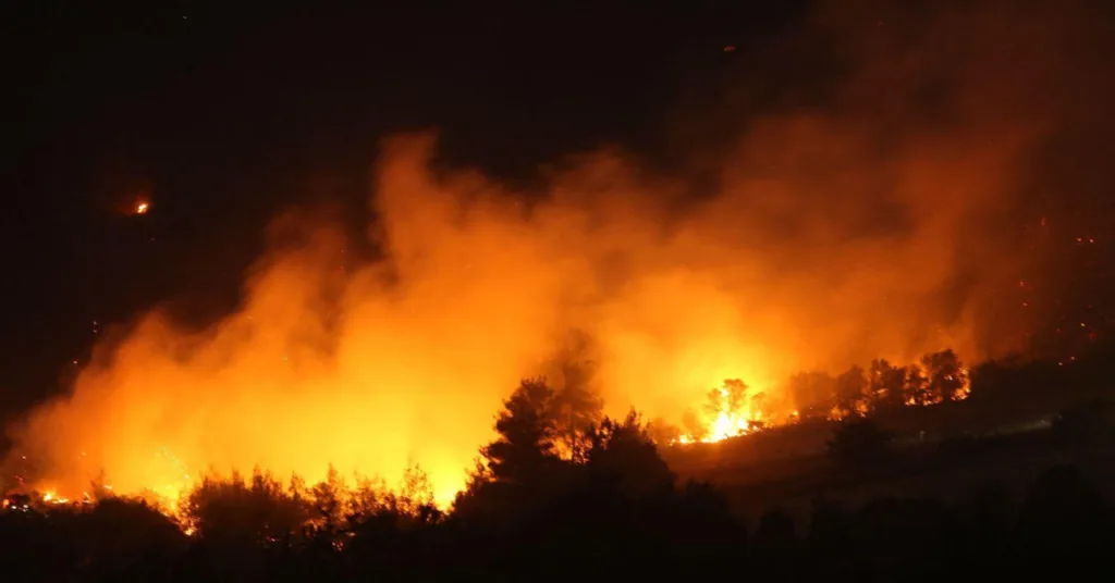 U strašnom požaru na Kipru poginulo dvoje ljudi, stotine su evakuisane