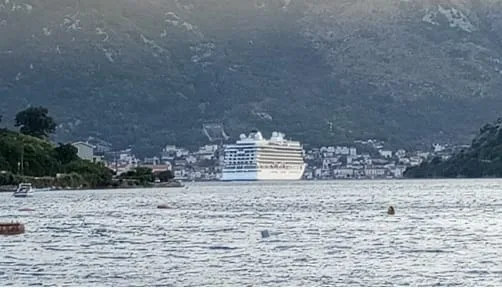 U kotorskom zalivu tri broda i katamaran