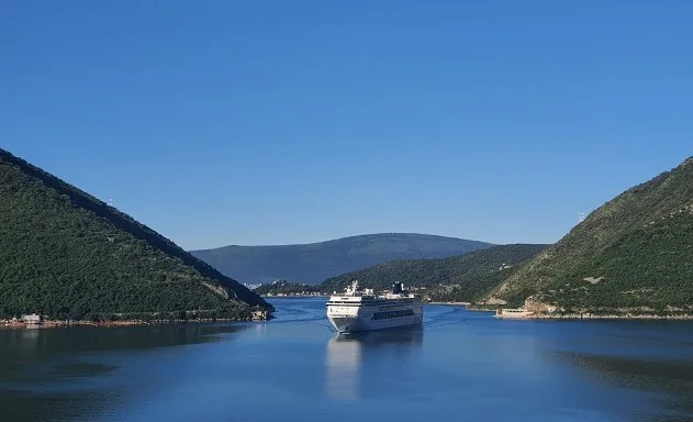 U kotorskom zalivu brod Evrima