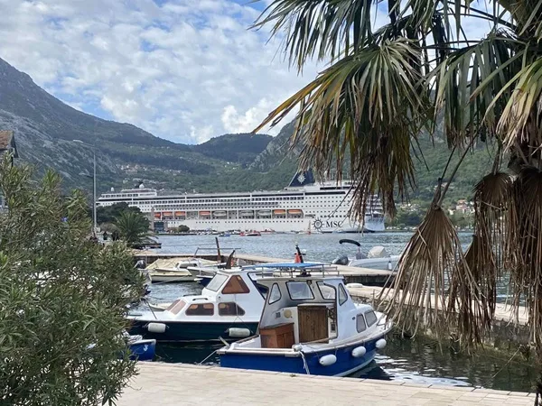 U Kotoru tri broda sa 6,83 hiljada putnika