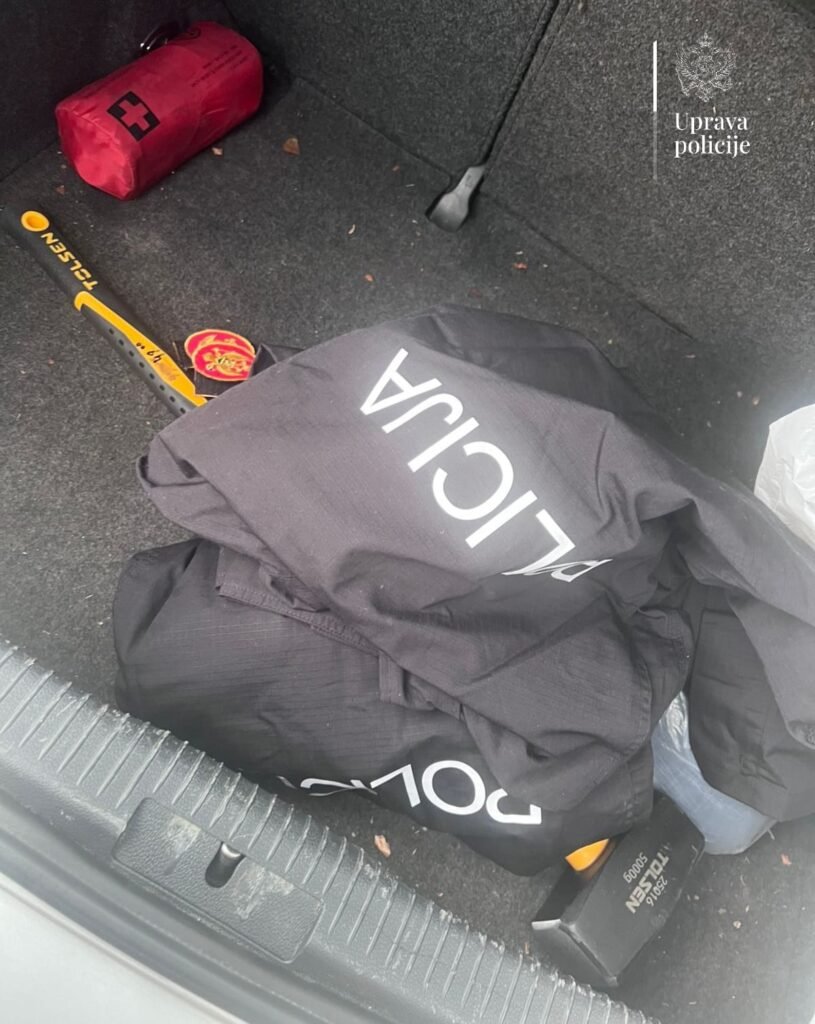 Akcija policije protiv OKG i OIL: Pronađene lažne policijske uniforme, telefon sa kripto zaštitom i oduzeta tri vozila