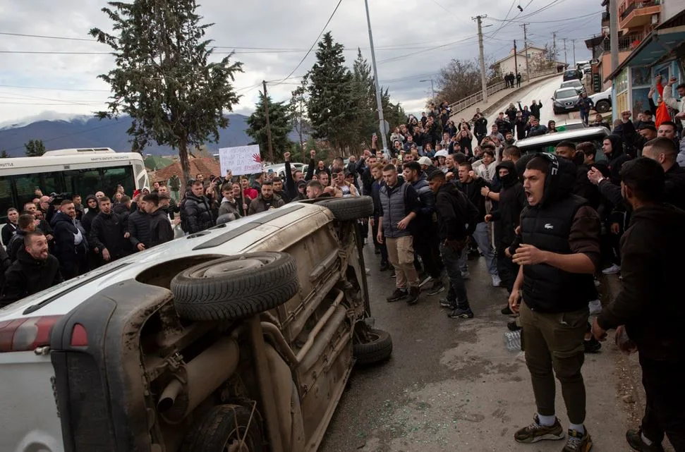 Protest u Kočanima: Građani prevrnuli automobil i demolirali kafić vlasnika diskoteke