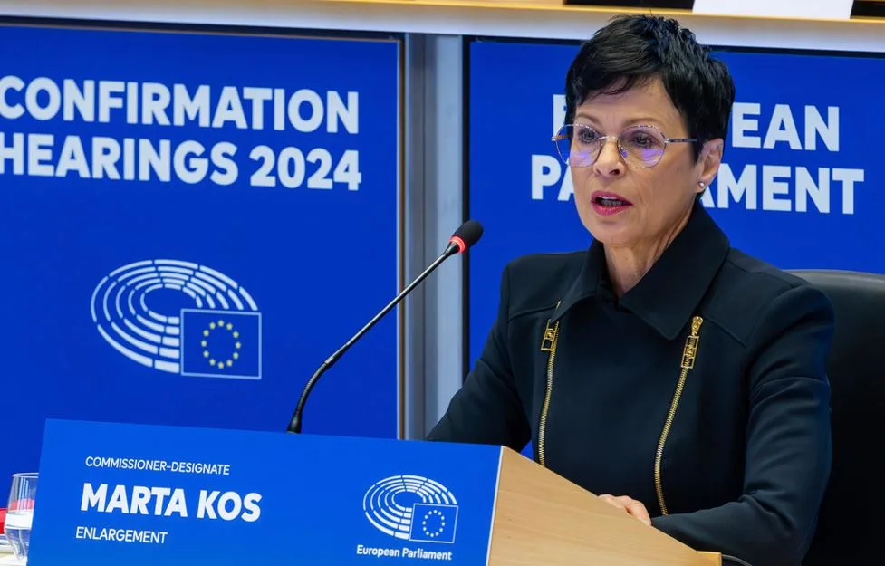 Kos osudila napade na građane i novinare na protestima u Srbiji