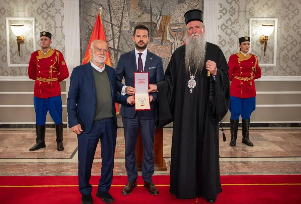 Milatović dodijelio posthumno Orden Crnogorske velike zvijezde mitropolitu Amfilohiju