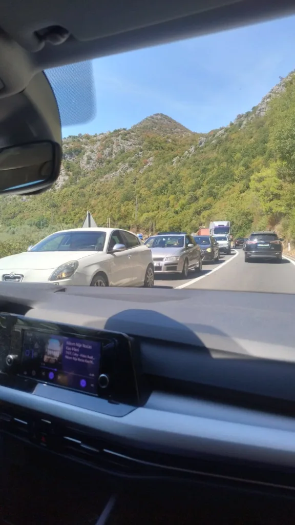 Udes kod Vranjine: Stvorene kolone, saobraća se otežano