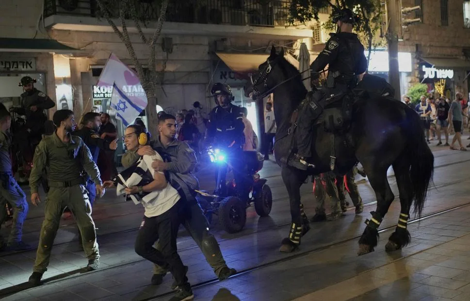 Protesti eskalirali, gori u Jerusalimu; Zapaljeni automobili kod Netanjahuove rezidencije