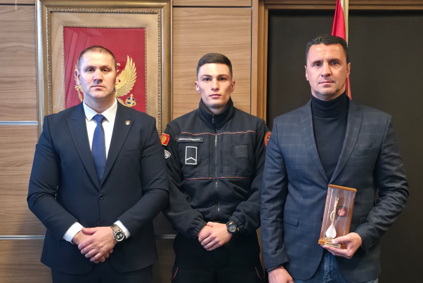 Šćepanović uručio rješenje o raspoređivanju vicešampionu svijeta u kik-boksu Nemanji Čađenoviću