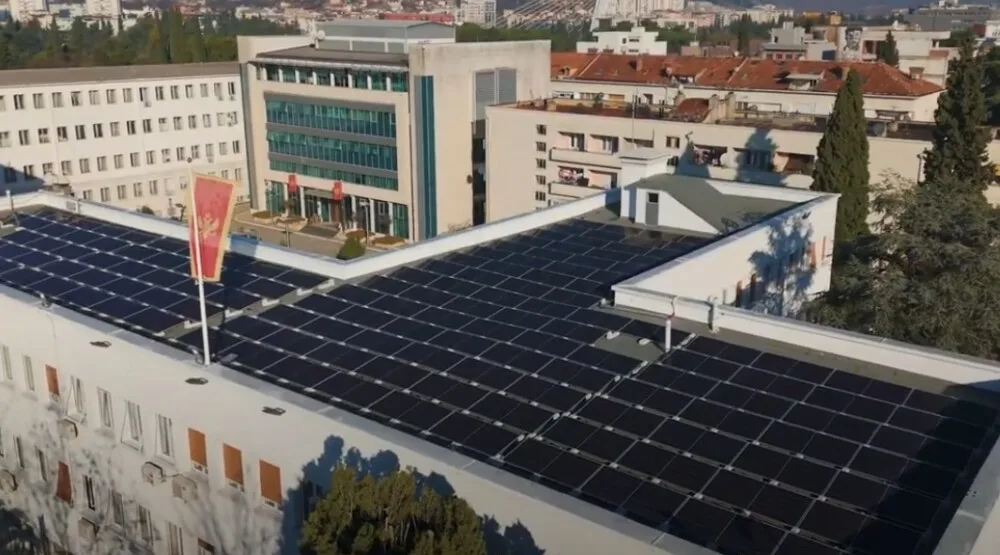 Skupština Crne Gore pustila u rad solarnu elektranu na krovu zgrade