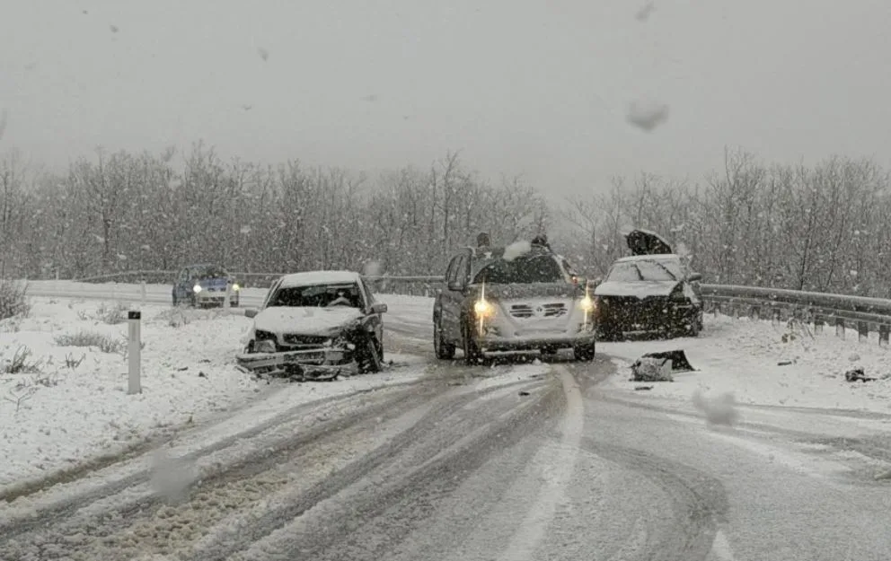 Više nezgoda prema Šavniku, pet povrijeđenih, autobus proklizao