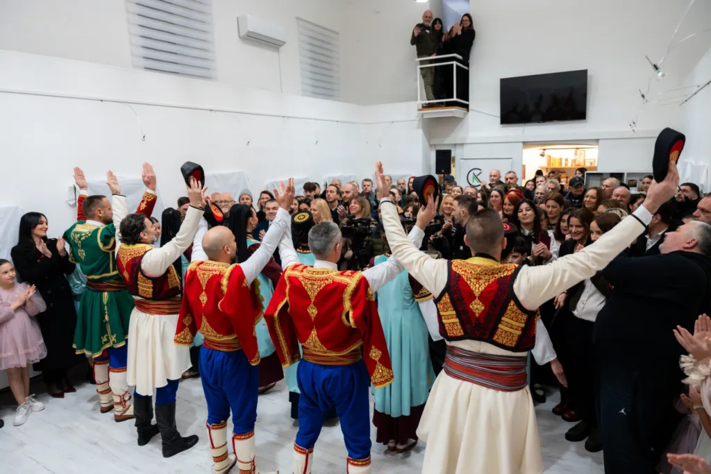 “Mi, a veliki od Prijestonice”: Izložba djela Jelene Vušurović otvorena na Cetinju