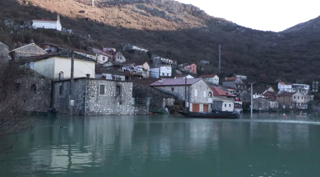 (VIDEO) Mještani Vranjine u strahu od posljedica nakon povlačenja vode, upozoravaju na opasnost od fekalija