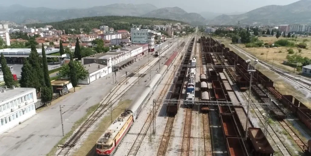 ŽICG: Sjutra istovar automobila iz vagona voza